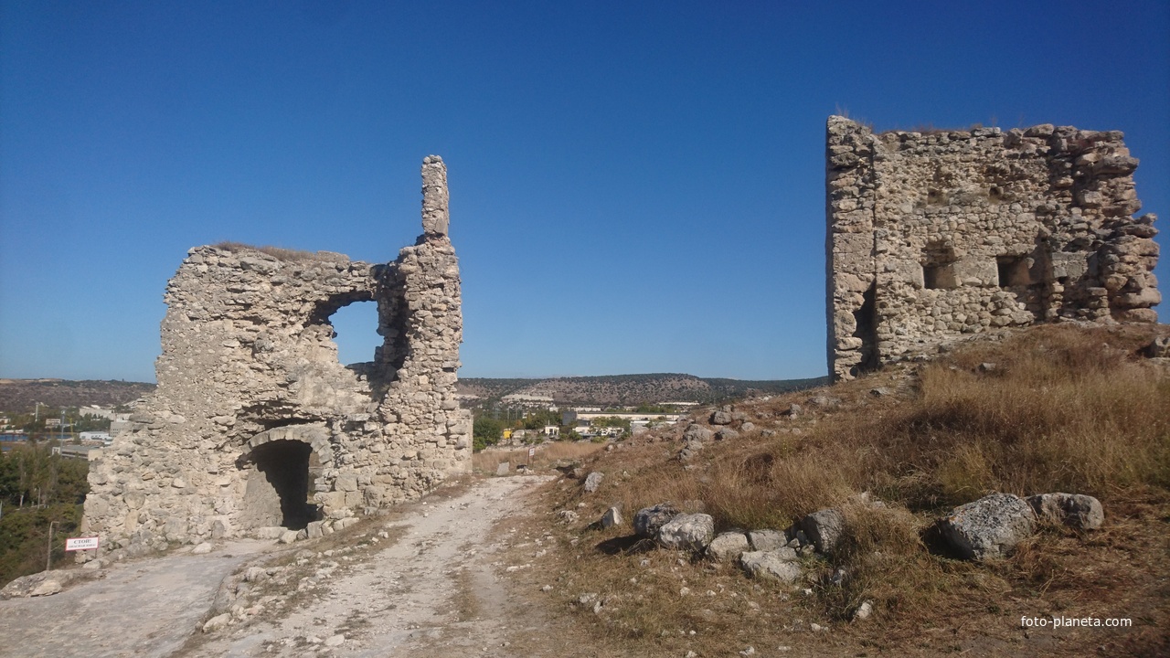Остатки башен (надвратной слева и полукруглой) крепости Каламита в юго-западной части Монастырской скалы