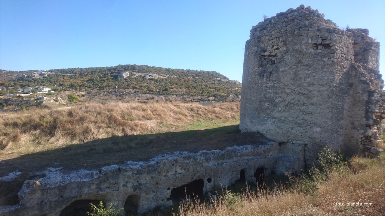 Остатки одной из башен крепости Каламита на вершине юго-западной части Монастырской скалы. К ней примыкает вырубленная в скале траншея с нишами