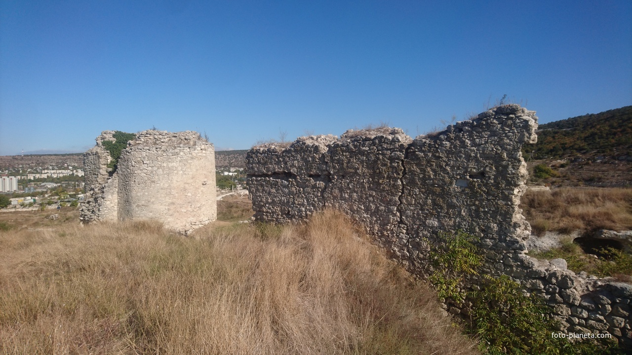 Остатки одной из башен и стены крепости Каламита на вершине юго-западной части Монастырской скалы