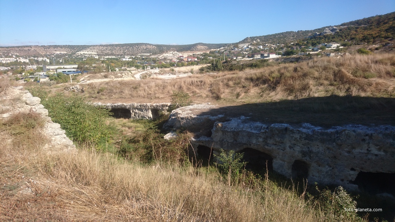 Остатки крепости Каламита на вершине юго-западной части Монастырской скалы. Вырубленная в скале траншея с нишами