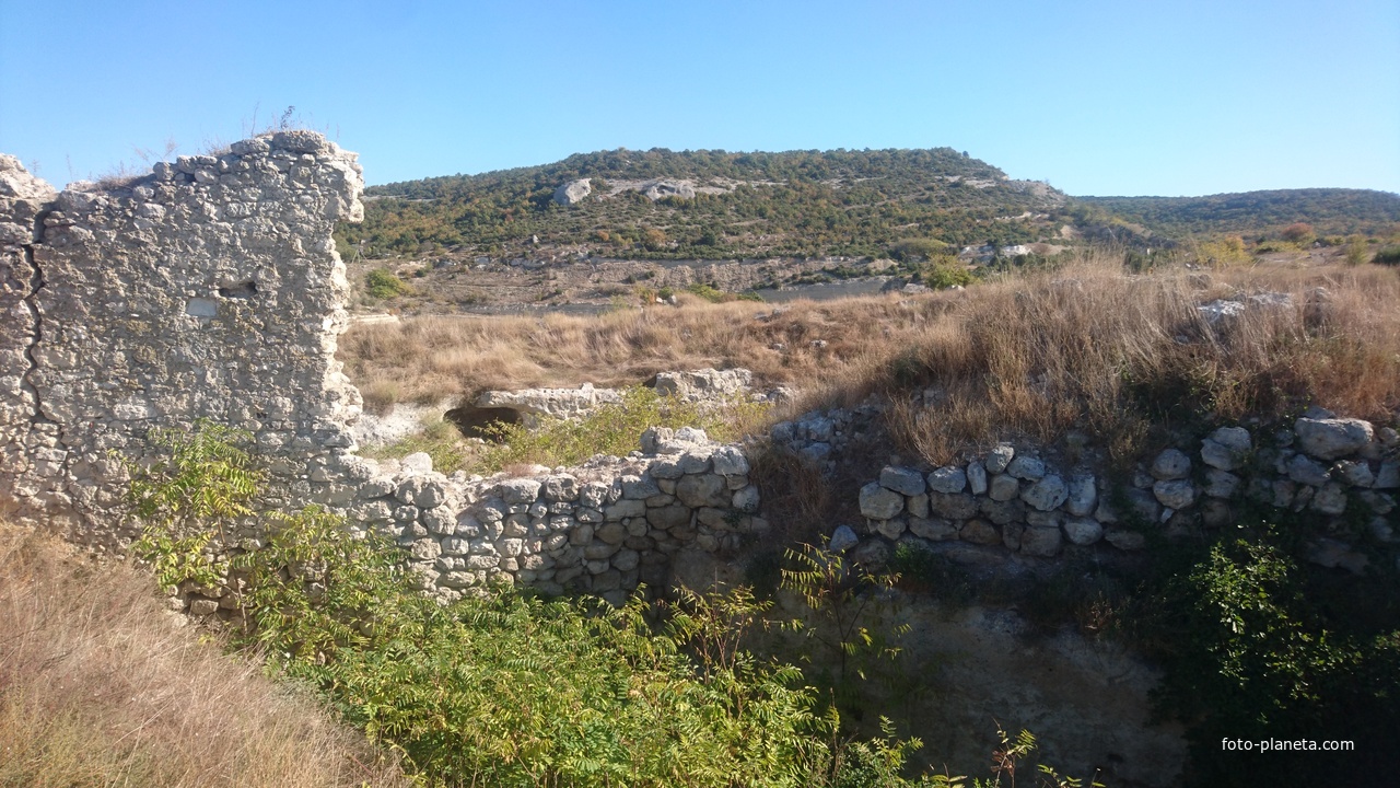Остатки стены крепости Каламита на вершине юго-западной части Монастырской скалы