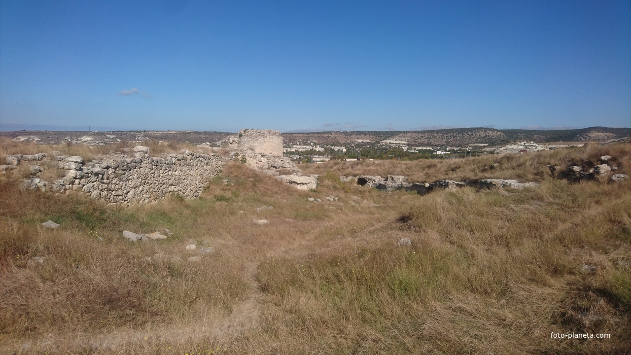 На Монастырской скале. Остатки одной из башен и стены крепости Каламита