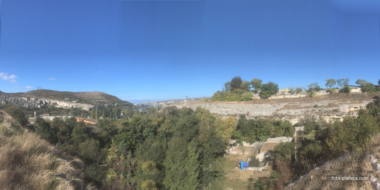 В окрестностях Инкерма́нского Свя́то-Климе́нтовского пеще́рного мужского монасты́ря. Вид с Монастырской скалы в сторону Инкерманской бухты. Слева- на взорванные &quot;Шампаны&quot;, за ними - Зелёная горка