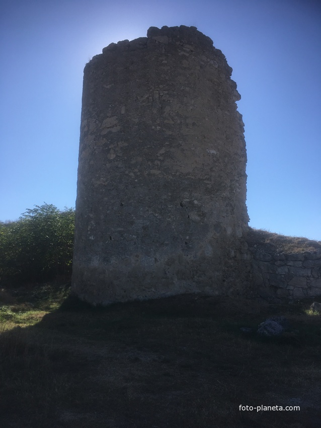 Остатки башен и стен крепости Каламита на Монастырской скале