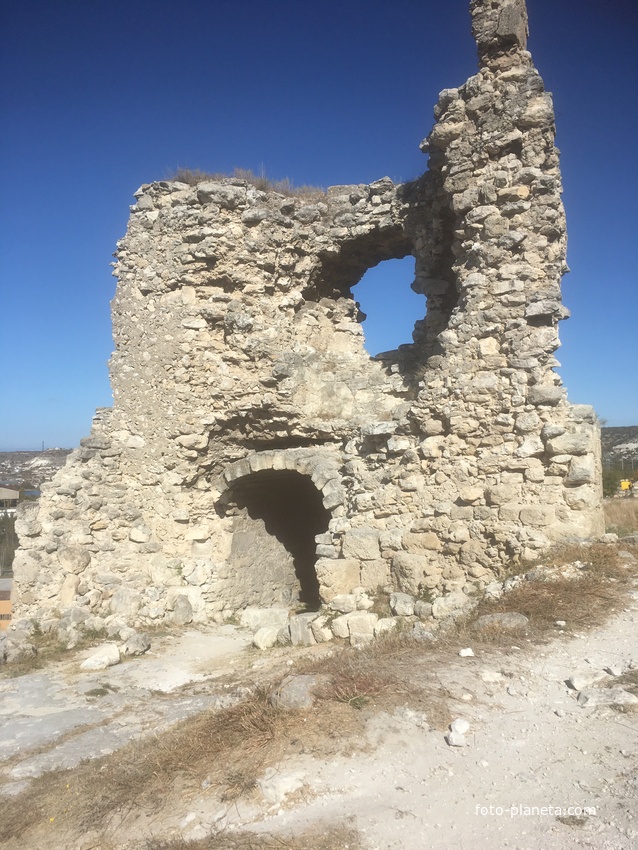Остатки надвратной башни крепости Каламита в юго-западной части Монастырской скалы