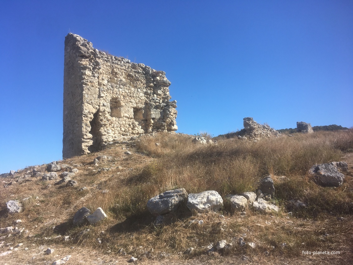 Остатки полукруглой башни и стен крепости Каламита в юго-западной части Монастырской скалы