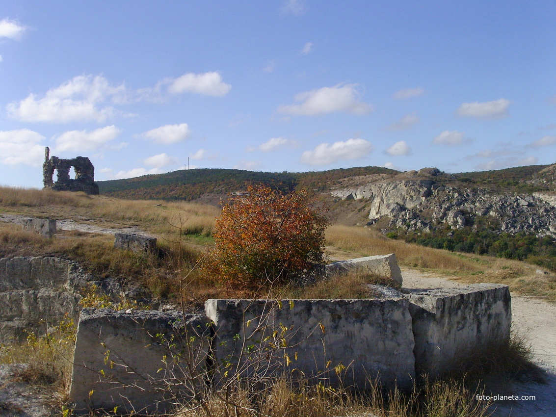 На восточной части Монастырской скалы. Остатки надвратной башни крепости Каламита, угол старого карьера каменоломни. За скалой - долина Чёрной речки, взорванные &quot;Шампаны&quot;