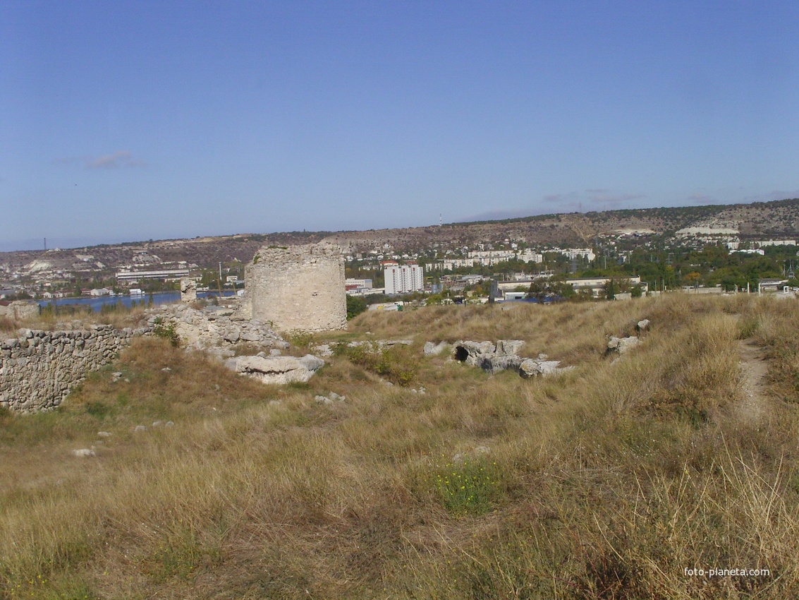 Остатки башни и стены крепости Каламита на Монастырской скале. За ними - жилой сектор Инкермана