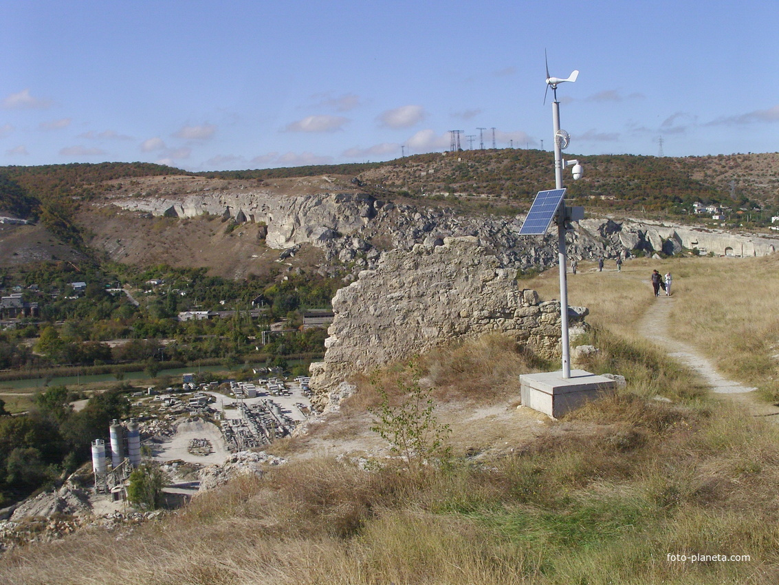 На восточной части Монастырской скалы. Остатки стен крепости Каламита, панель солнечной батареи. За ними  взорванные &quot;Шампаны&quot;, снизу - пром. зона