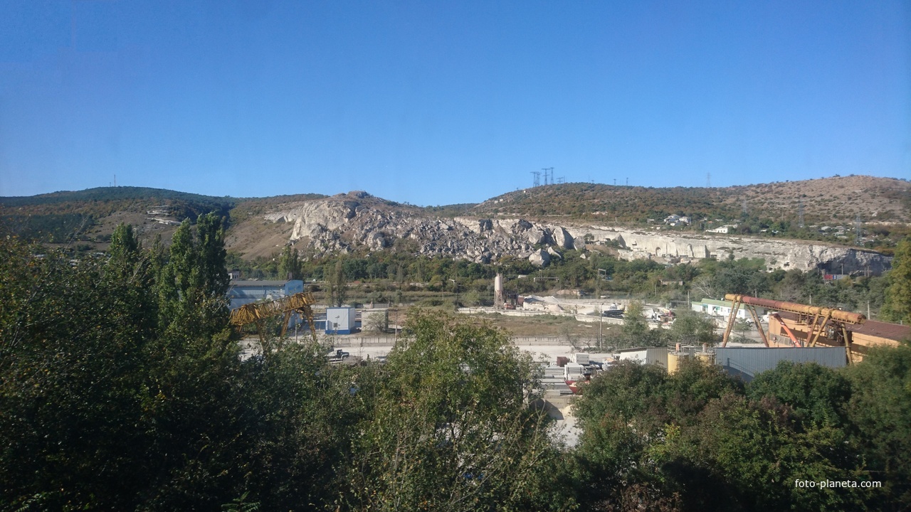 Вид с Монастырской скалы на пром. зону,  Каменоломенный овраг с взорванными штольнями в &quot;Шампанах&quot; и Зелёную горку справа