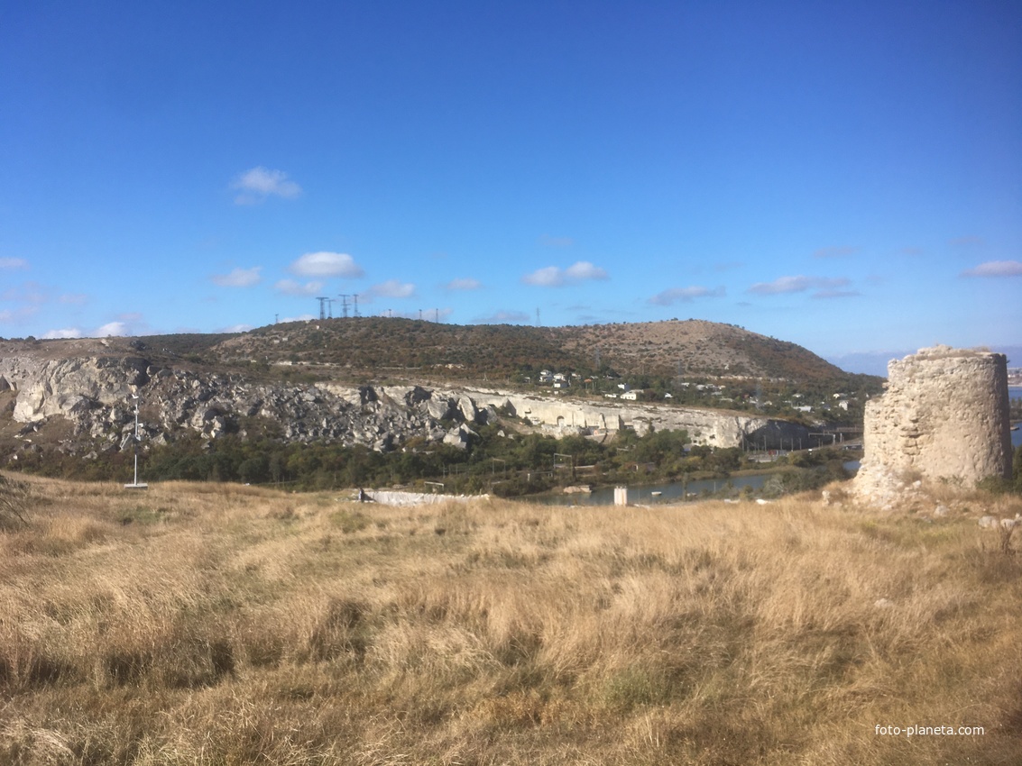 Остатки одной из башен крепости Каламита на вершине юго-западной части Монастырской скалы. За скалой - долина Чёрной речки, взорванные &quot;Шампаны&quot; слева и Зелёная горка