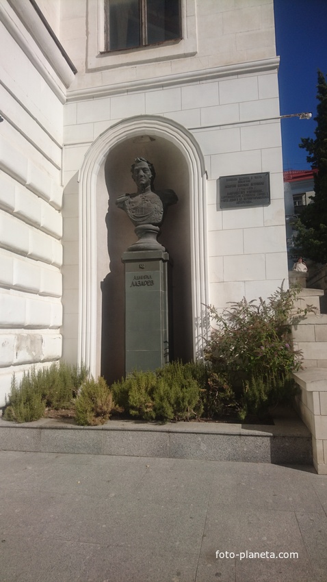 Памятник адмиралу М.П. Лазареву на площади Лазарева