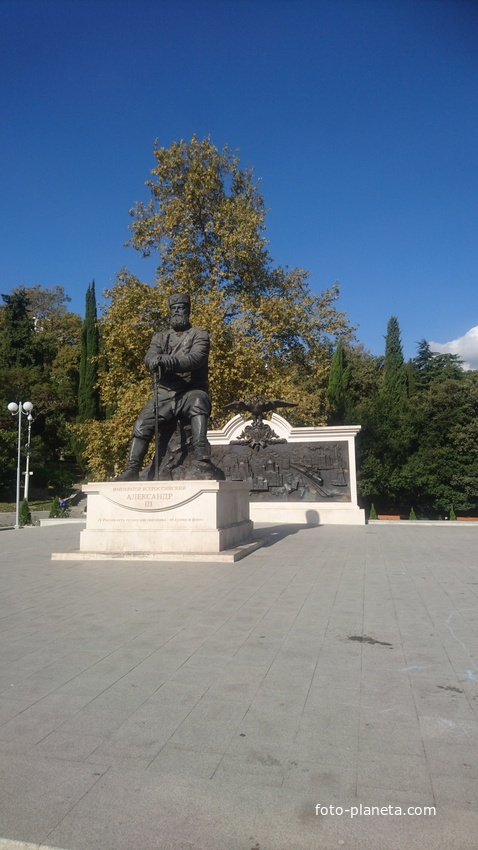 Памятник Александру III в парке Ливадийского дворца