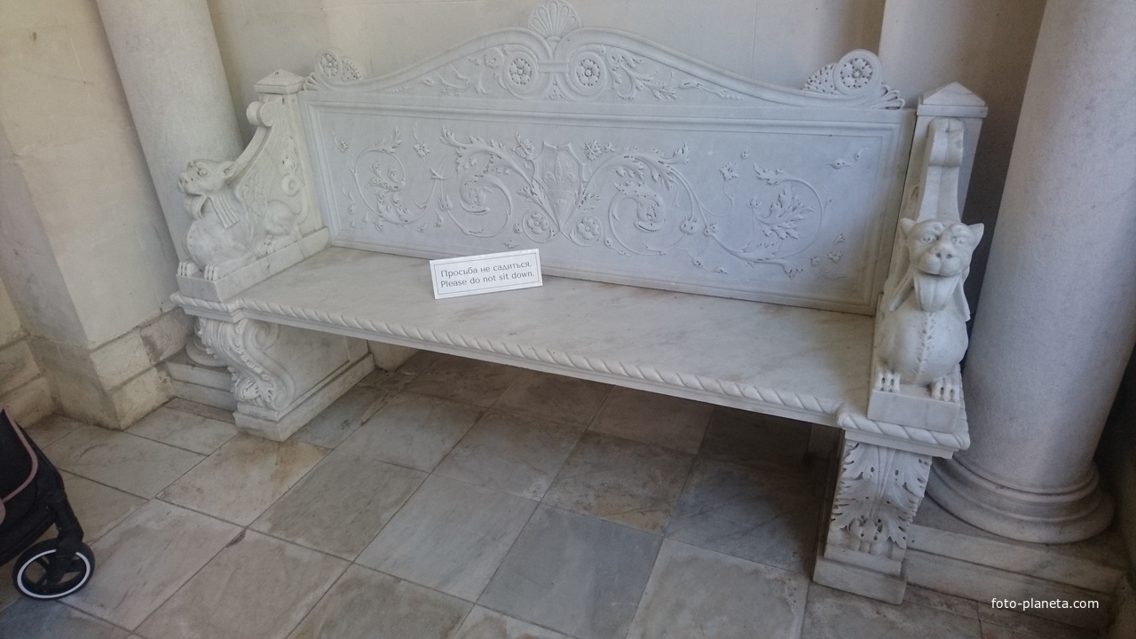 У входа в Ливадийский дворец. Мраморная скамейка с подлокотниками в виде грифонов