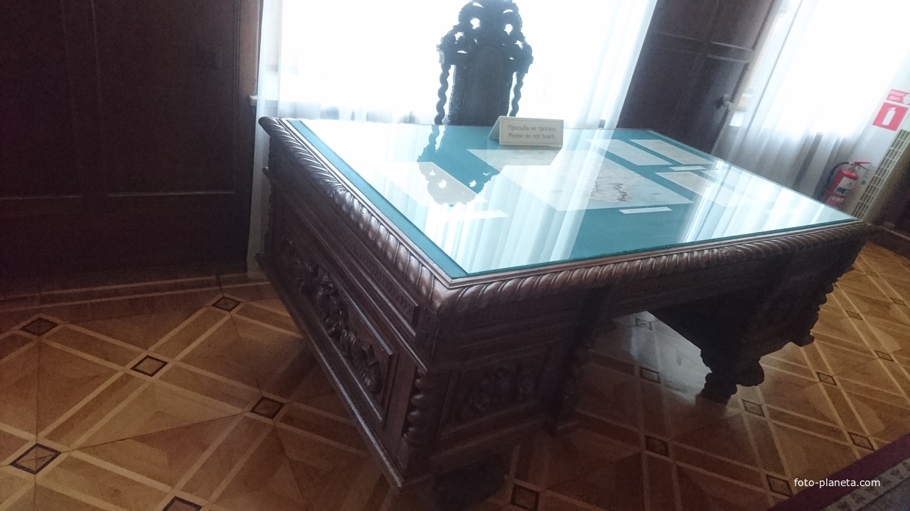 Ливадийский дворец. Письменный стол с объемной резьбой в Приемном кабинете.