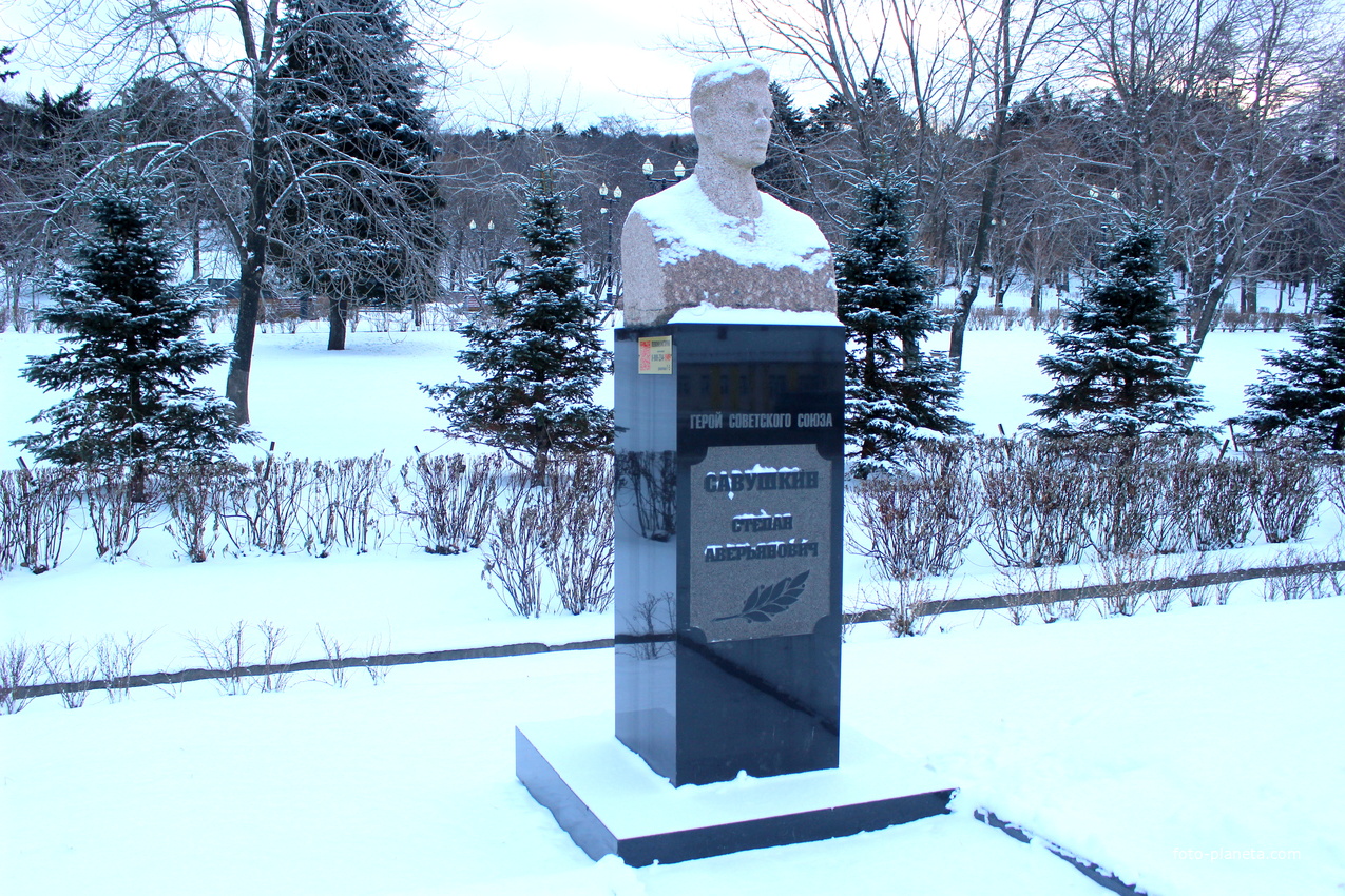 Аллея Героев Советского Союза на площади Славы.