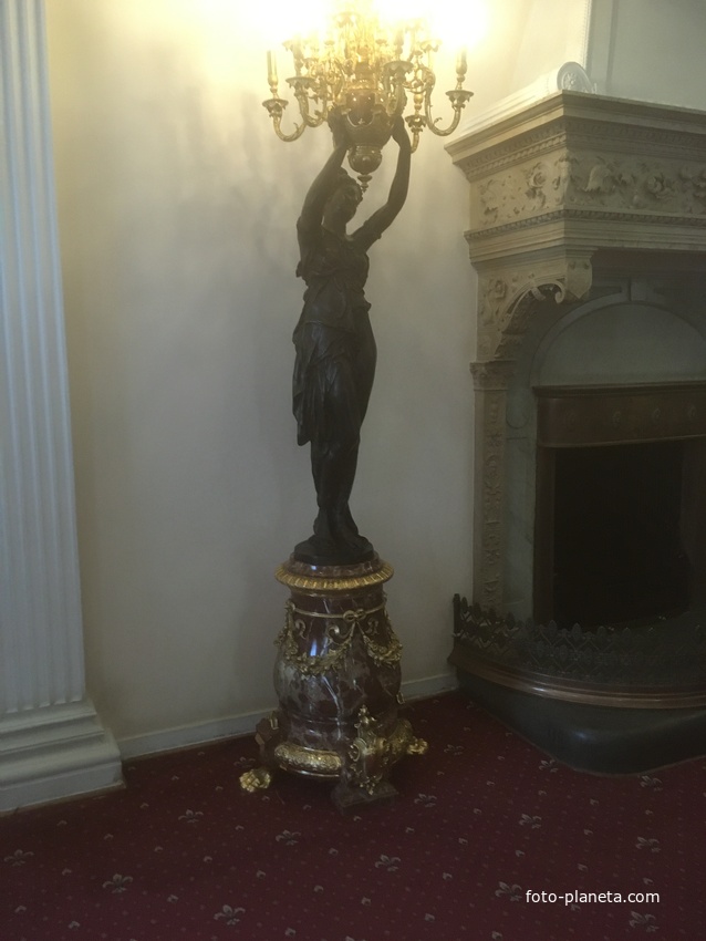 Ливадийский дворец. Парадный вестибюль. Статуя-подсвечник у камина  «Истрия»,