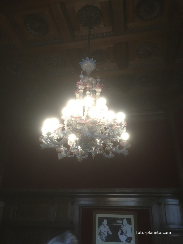 Ливадийский дворец. Люстра из венецианского стекла в бывшей парадной Ожидательной перед Приемным кабинетом императора.