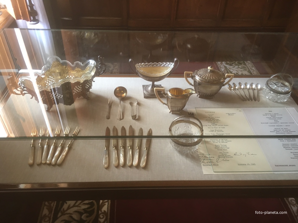 Ливадийский дворец. Парадная бильярдная. В дни Ялтинской конференции комната использовалась как столовая Рузвельта. 11 февраля 1945 года здесь были подписаны итоговые документы конференции.