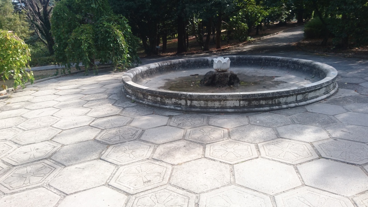 Парк Ливадийского дворца. Фонтан &quot;Лотос&quot; (на месте бывшего фонтана &quot;Рыбка&quot;).