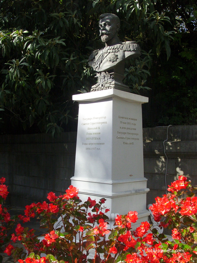 Памятник императору Николаю II напротив главного входа во дворец.