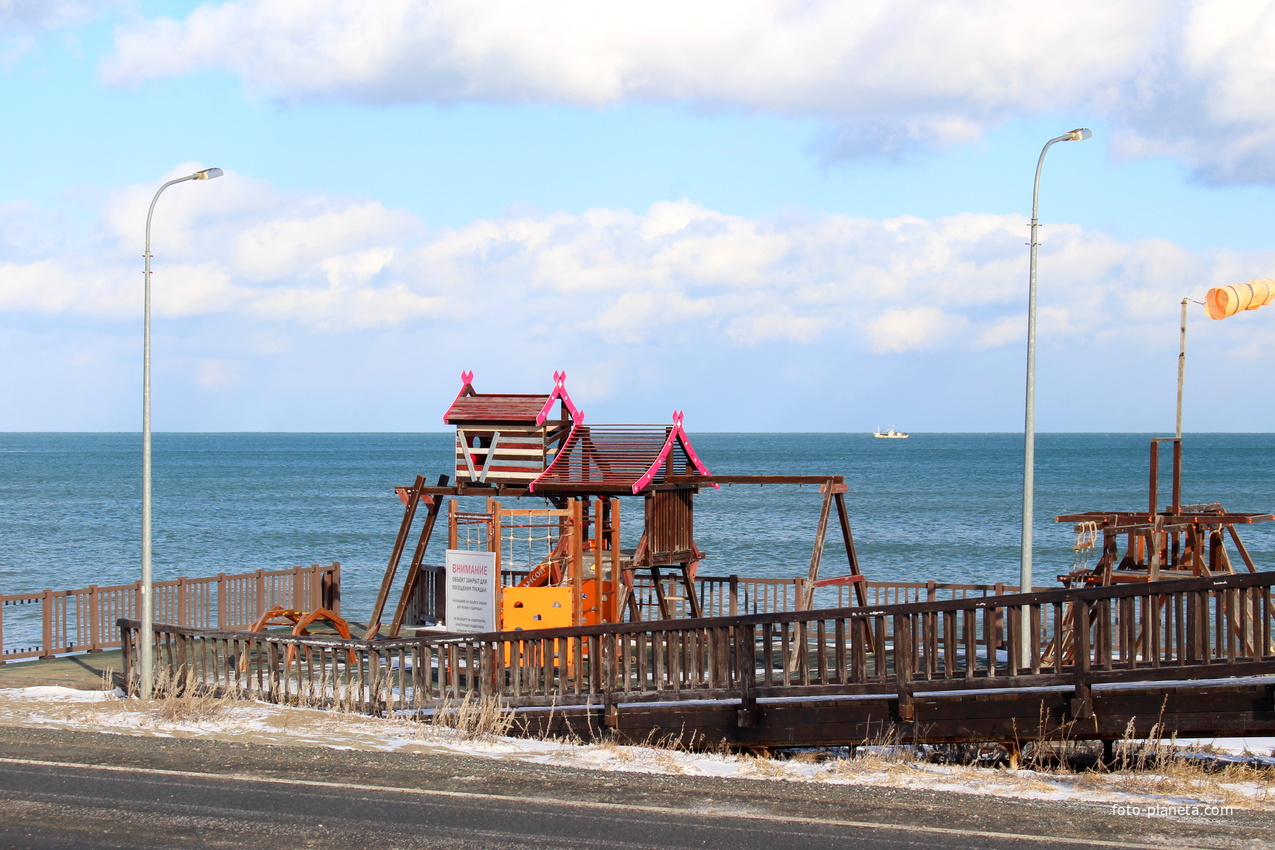 Детский городок на побережье Охотского моря.