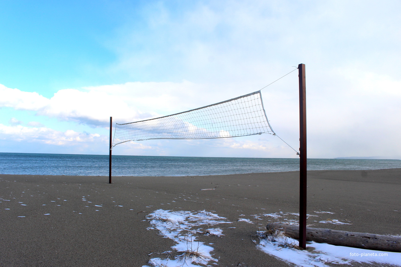 Волейбольная площадка на берегу Охотского моря.