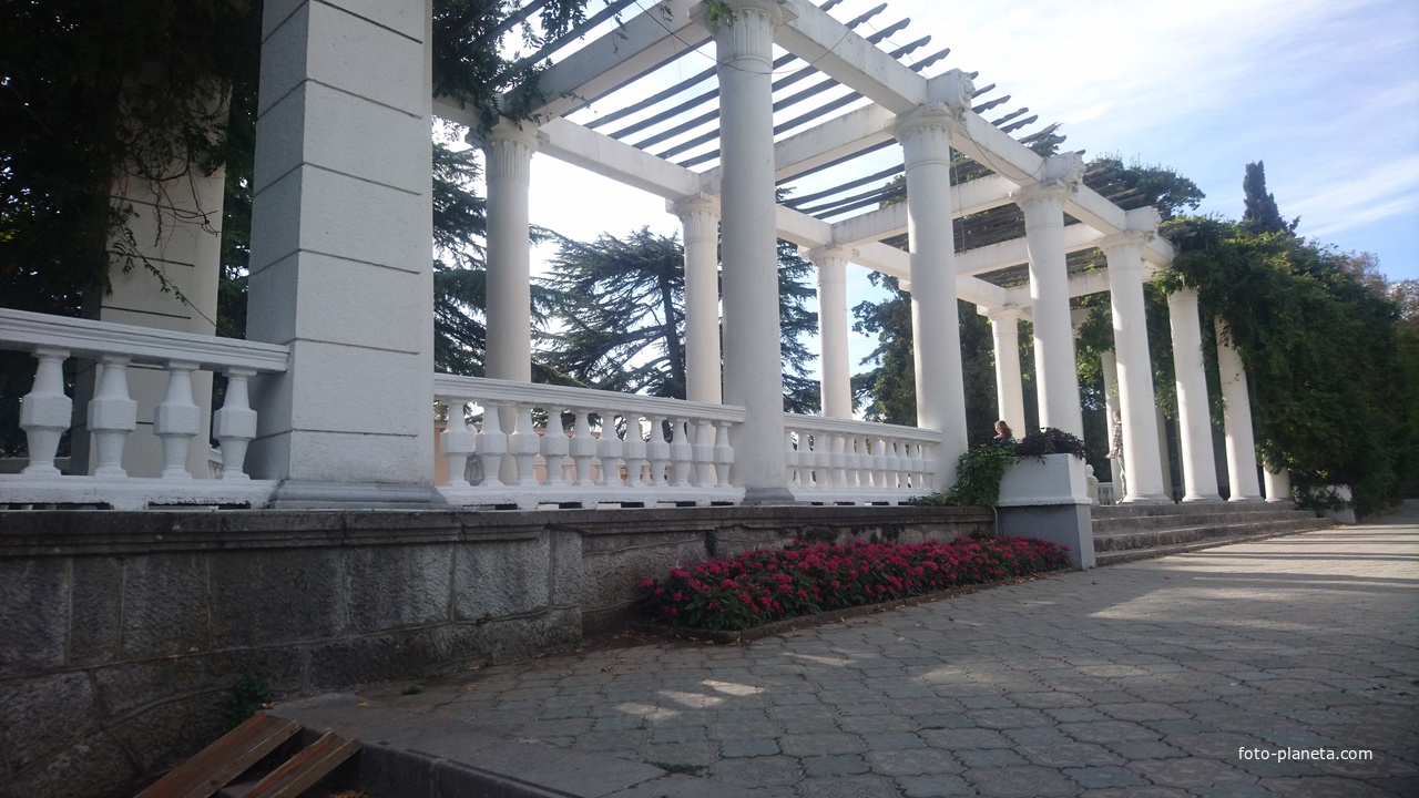 Никитский ботанический сад. Верхний парк. Колоннада Летней эстрады