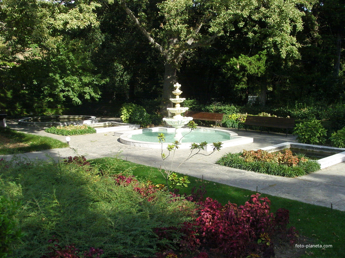 Никитский ботанический сад. Верхний парк. Фонтан у входа