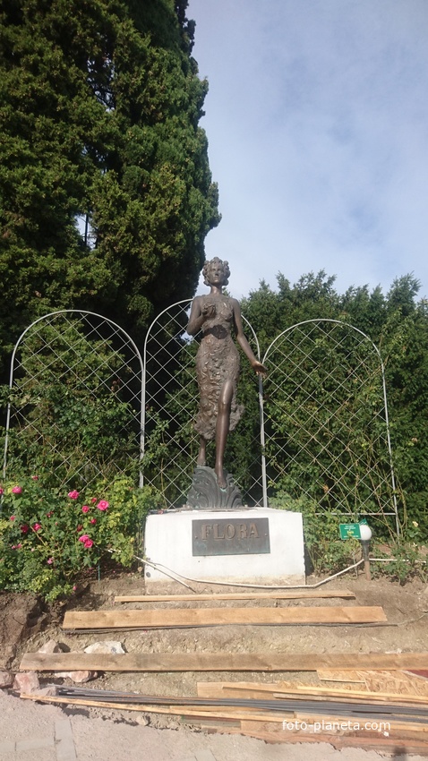 Никитский ботанический сад. Верхний парк. Скульптура богини Флоры