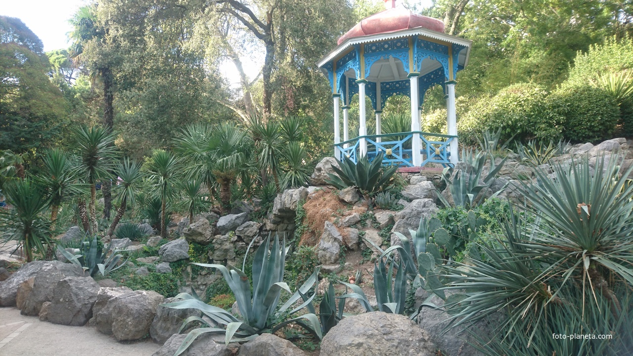 Никитский ботанический сад. Нижний парк. Арабская беседка на Мексиканской горке, построенная к 100-летию НБС-ННЦ в 1912 году.