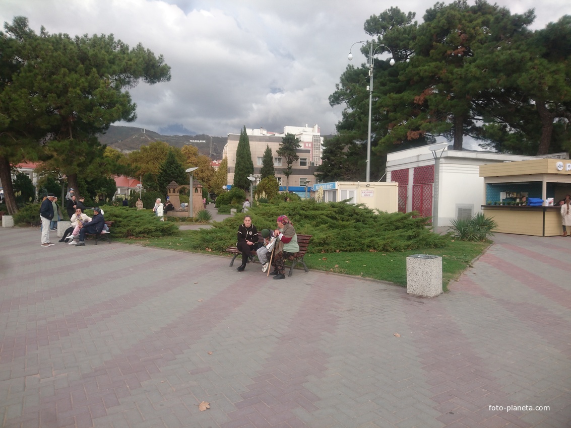 Башенки-побратимы в сквере города Хильдесхайма между набережной и улицей Островского