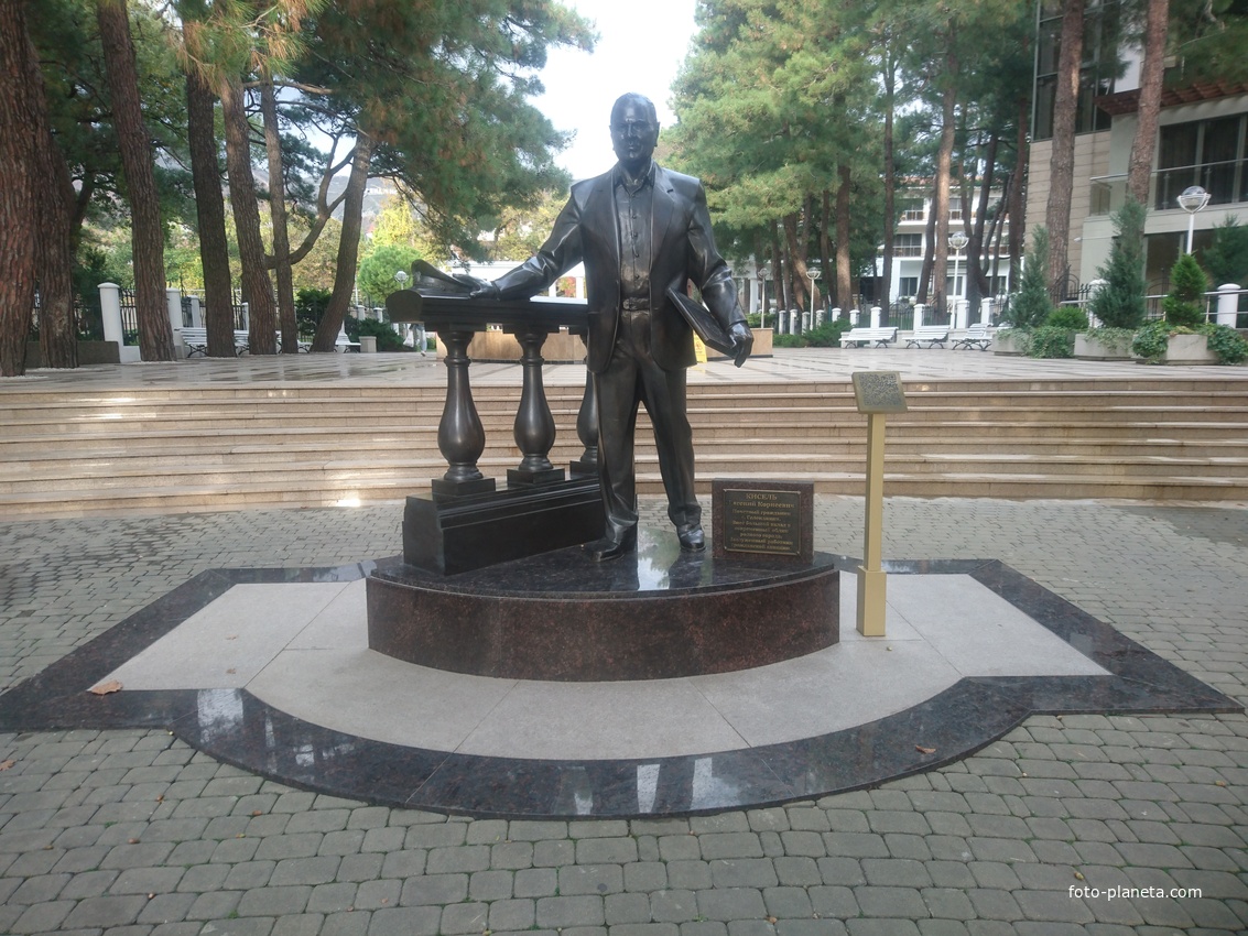 Памятник Кисель Е.К.  на ​Лермонтовском бульваре - почётного гражданина Геленджика, заслуженного работника гражданской авиации
