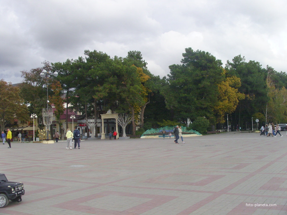 Центральная площадь с цветником &quot;Геленджик&quot; у Первомайского сквера и аркой с часами на входе в Первомайский сквер