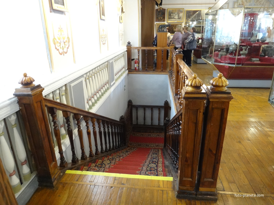 Историко-художественный музей. Лестница на 1-й этаж