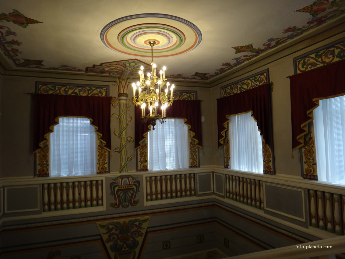 Историко-художественный музей. 2-й этаж над парадной лестницей