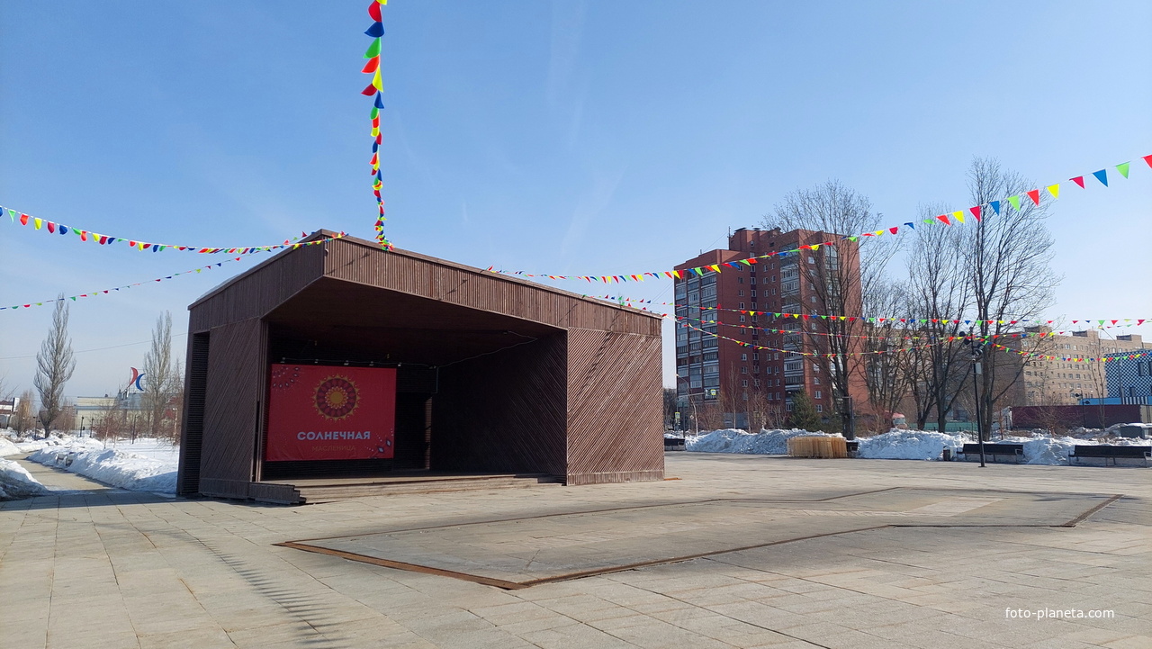 Парк 30-летия Победы- сцена на центральной площади парка