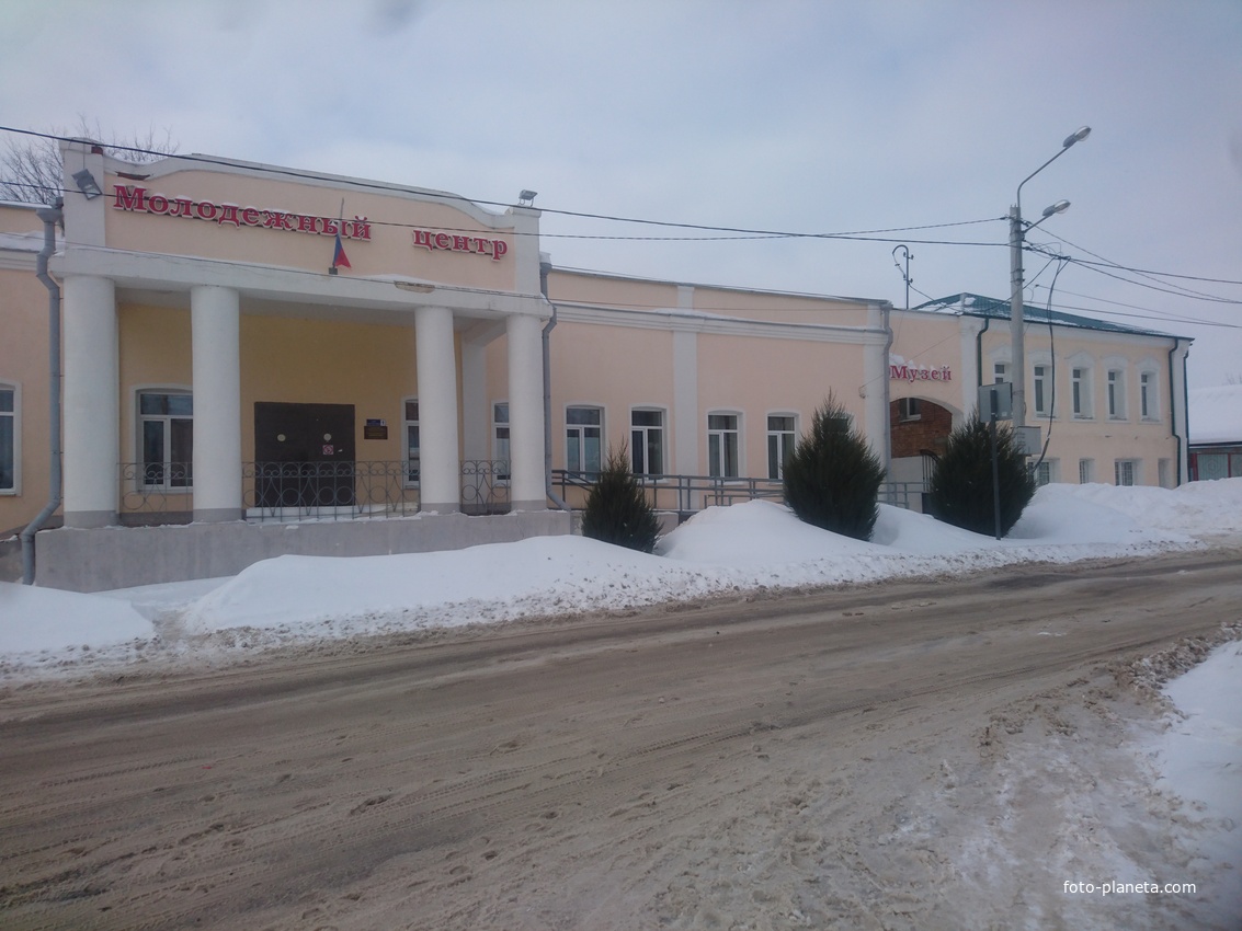 Молодёжный центр и Белоомутский музей на Советской площади
