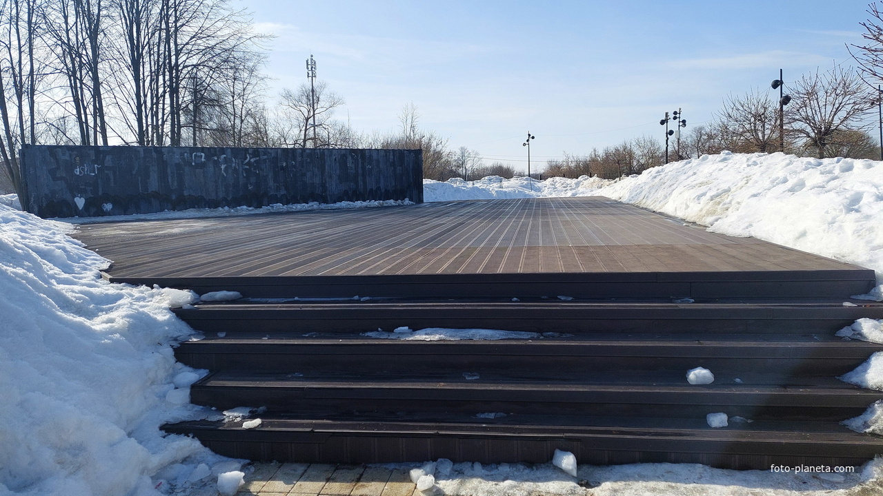 -летняя (открытая) сцена зимой