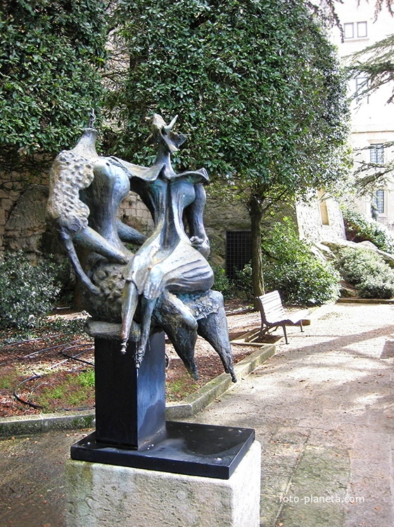 Арт-объект- абстрактная скульптура (официально- работа скульптора Мингуцци =Пьета=)