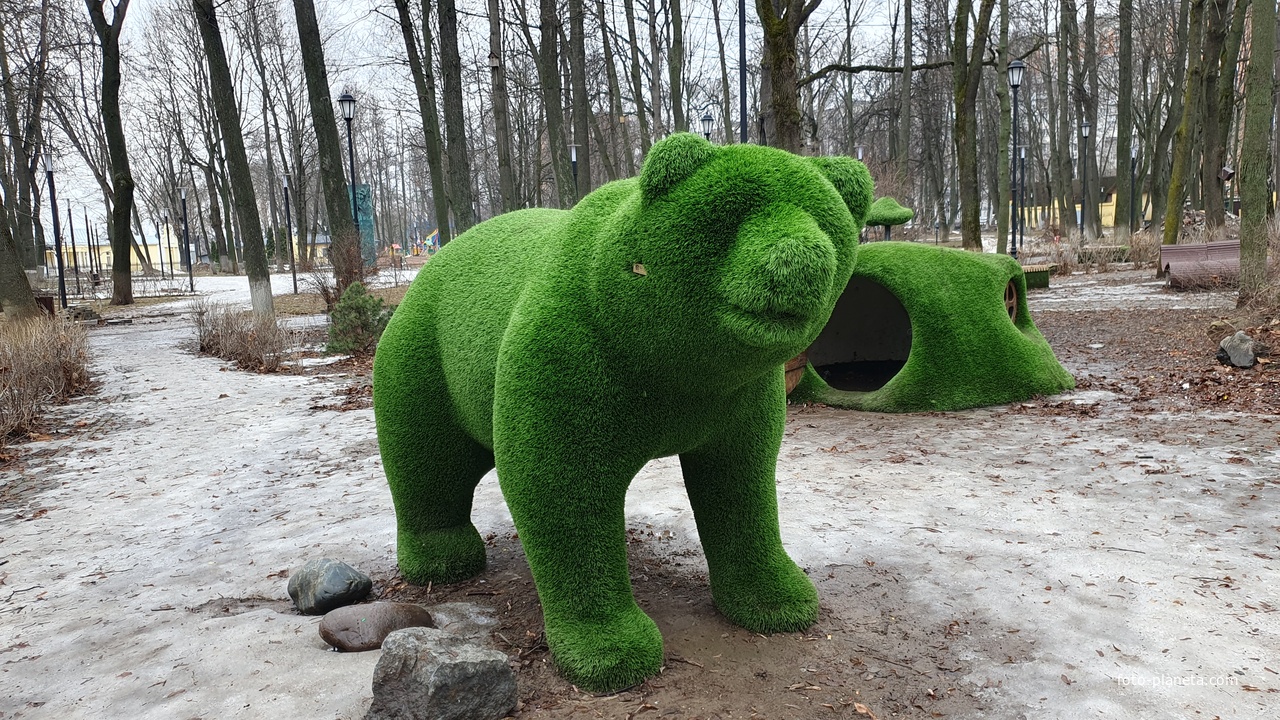 Зелёная фигура,медведь