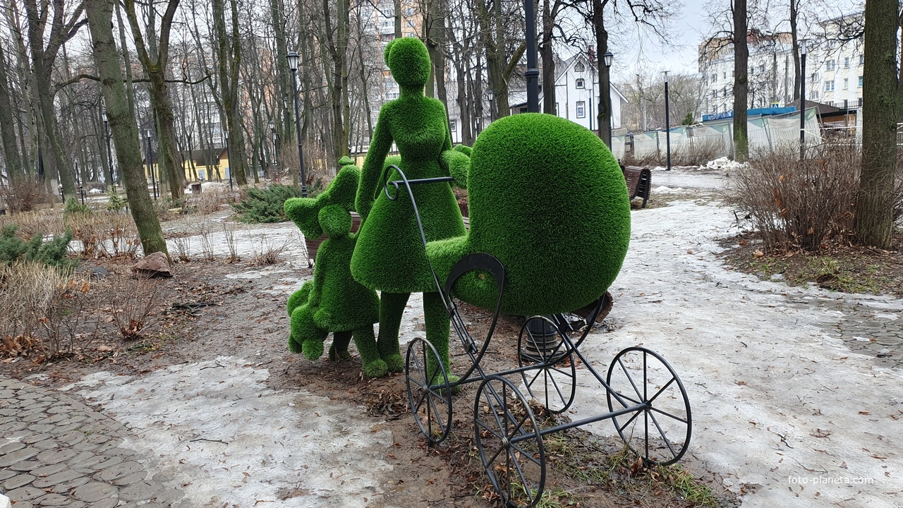 Зелёная фигура, на прогулке