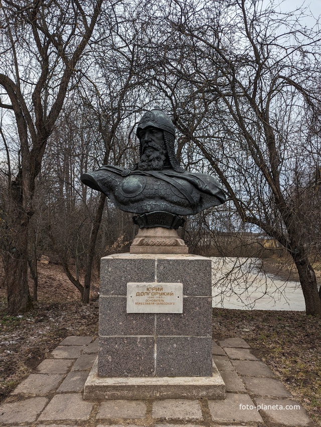 Памятник Юрию Долгорукому
