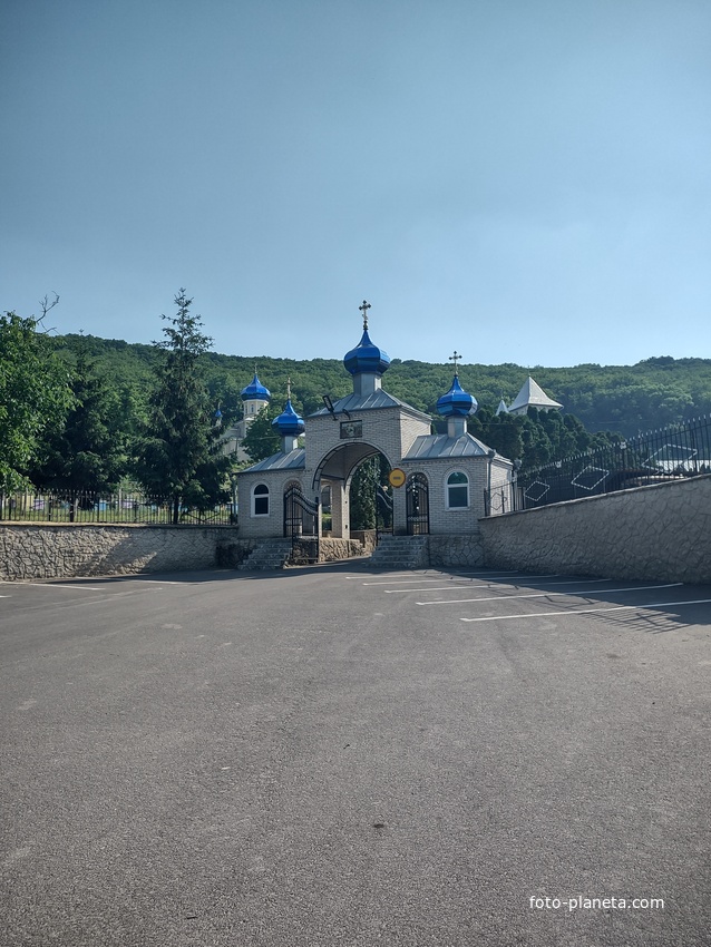 Коларашовка. Женский монастырь.