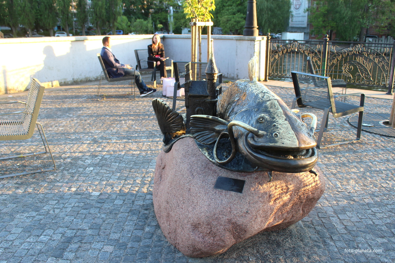 Бронзовая скульптура сома в Рыбной деревне.