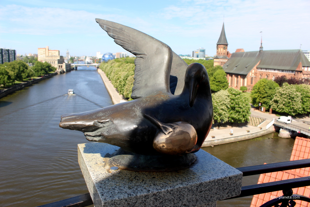 Скульптура &quot;Чайка&quot; на смотровой башне &quot;Маяк&quot;.