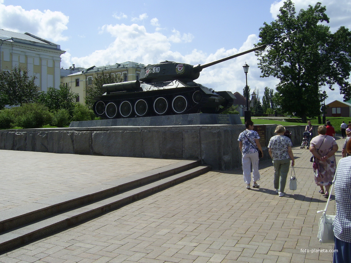 Танк Т-34 на пьедестале - В память о ВОВ 1941 г - 1945 г