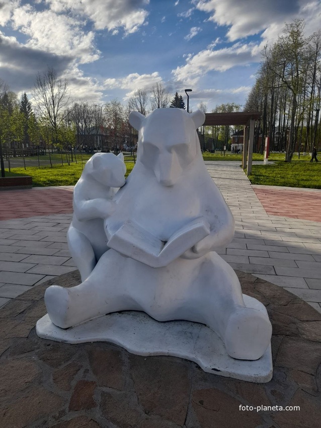 Скульптура &quot;Медведи&quot;