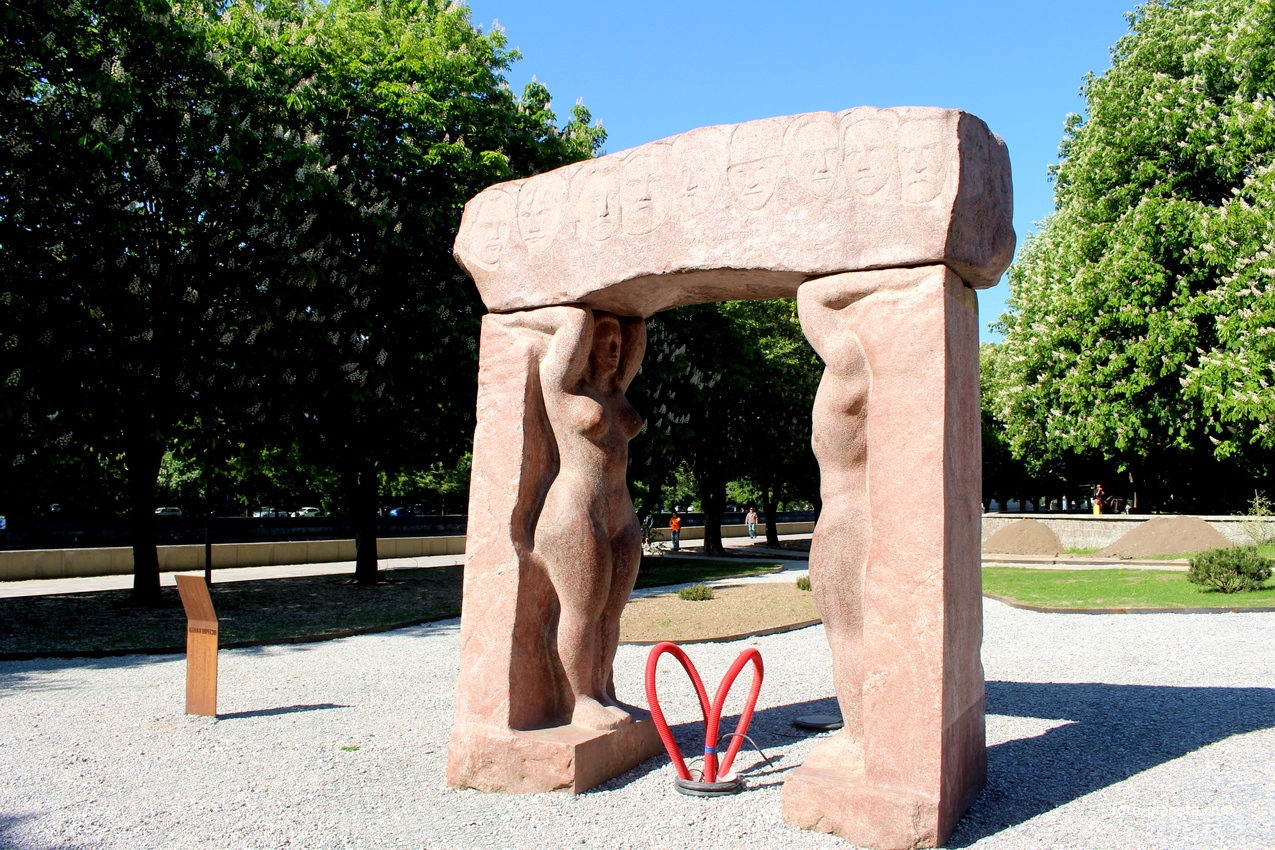 Скульптура &quot;Мир. Созидание&quot; (1983)  Александра Чирницкого.