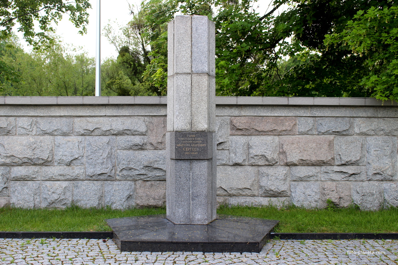 Парк Победы. Памятник Герою Советского Союза Анатолию Сергееву.